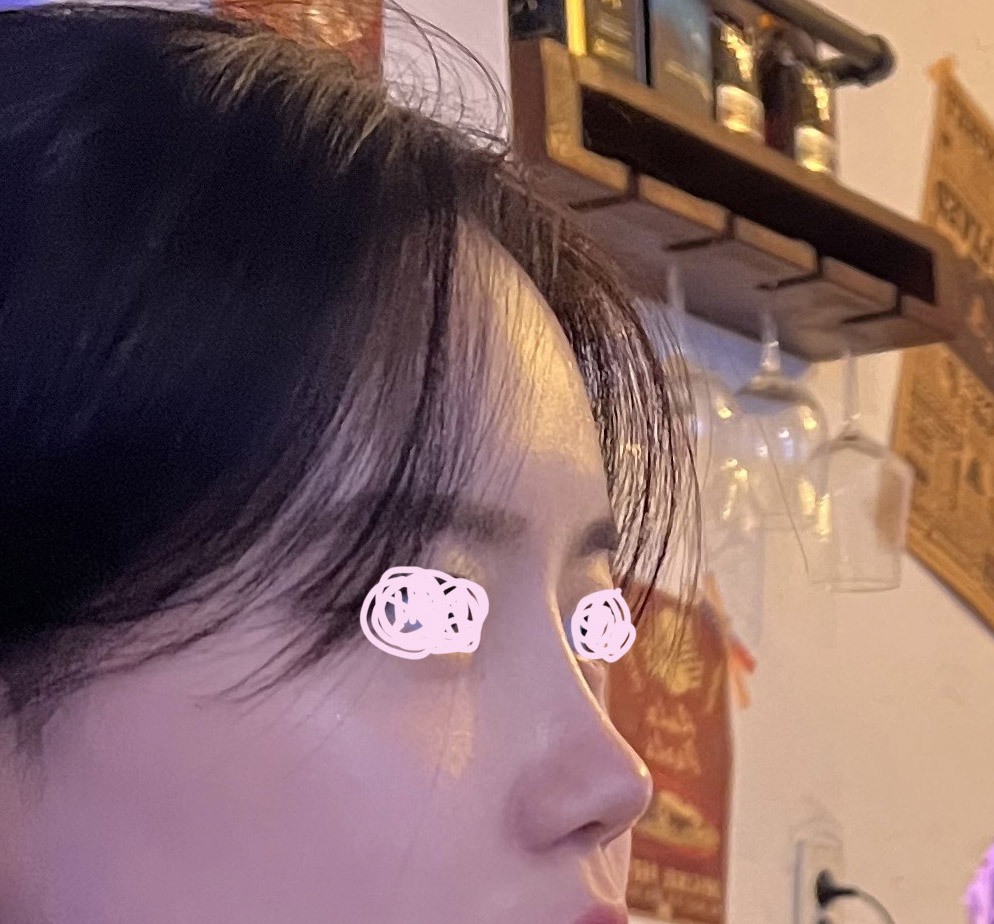 전보다 훨씬 이목구비가 뚜렷해보여요